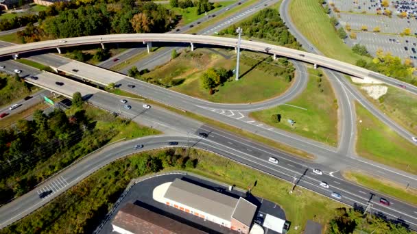 バージニア州の高速道路と道路の交差点 晴れた日の高さからの眺め — ストック動画