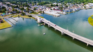 Virginia 'daki Chincoteague Adası' na giden uzun bir köprünün hava görüntüsü. Kuşlar ve vahşi atlarla dolu bir yer..