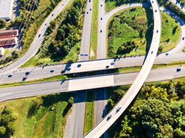 Yukarıdan, Leesburg, Virginia 'daki hava değişimi görüntüsü. Trafik sıkışıklığından kaçınmak için modern yol tasarımı. Birkaç araba..