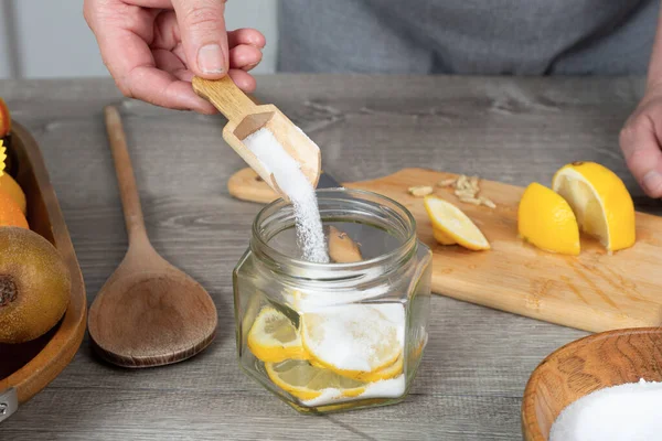 Frauenhände Zitronenkonserven Zucker Ein Glas Zitrone Gießen — Stockfoto