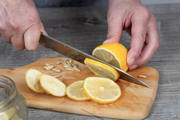 Frauenhände Schneiden Zitrone Mit Einem Messer Auf Einem Schneidebrett Vorbereitungen — Stockfoto