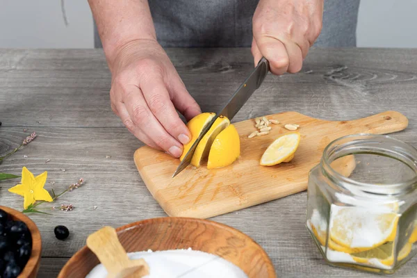 Frauenhände Schneiden Zitrone Mit Einem Messer Auf Einem Schneidebrett Vorbereitung — Stockfoto