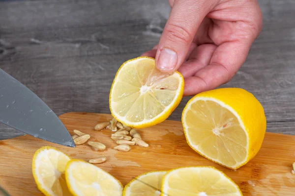 Mano Mujer Corta Pela Limón Con Cuchillo Preparación Para Conservación — Foto de Stock