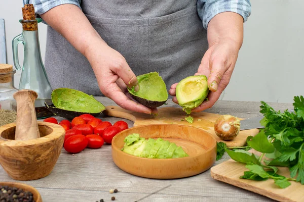 Frauenhände Bei Der Zubereitung Von Avocado Zum Servieren Küchentisch Mit — Stockfoto