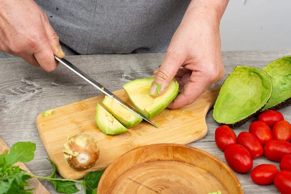 Frauenhände Schneiden Avocado Mit Einem Messer Und Bereiten Sie Für — Stockfoto