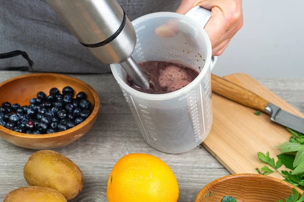 Donna Prepara Una Bevanda Disintossicante Sana Frullatore Frullato Verde Con — Foto Stock