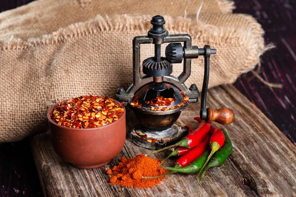 Rode Hete Peper Met Molen Peperpeulen Een Jute Zak Rustieke — Stockfoto