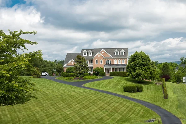 Gorgeous landscape with a single family house with a lawn. House in the suburbs of Leesburg in the USA.