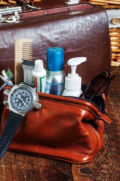 Herrenhandtasche Für Parfüm Und Accessoires Auf Holztisch — Stockfoto