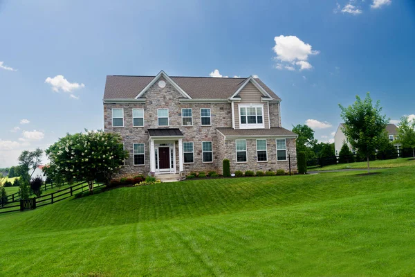 Luxurious Country House Hill Blue Sky Green Lawn Landscaping — Stock Photo, Image