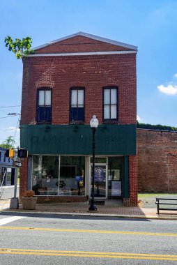 Pocomoce. Maryland. ABD. 08/28/2022. Tipik bir tuğla binası olan eski bir Amerikan şehrinin ana caddesi. Turizm alanı, restore edilmiş sinema ve dükkanlar.