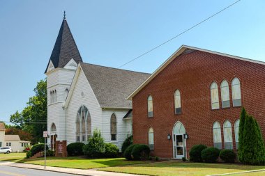 Pocomoke City, Maryland, ABD, 29 Ağustos 2022. Maryland eyaletinin Pocomoke şehrinin tarihi merkezindeki kilise. Güneşli gün, mavi gökyüzü.