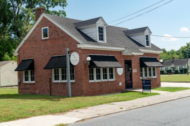 Pocomoke. Maryland. ABD. 08/28/2022. Tipik tuğla binası olan eski bir Amerikan şehrinin ana caddesi. Turizm alanı, sinema ve dükkanları restore etti..