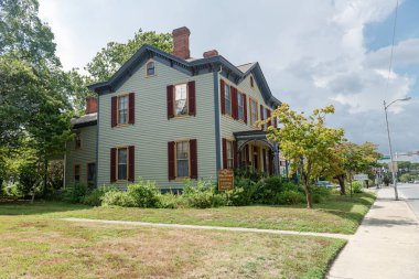 Pocomoce. Maryland. ABD. 08/28/2022. Geleneksel binaları olan eski bir Amerikan şehrinin ana caddesi. Oymalı basamaklı ahşap evler..