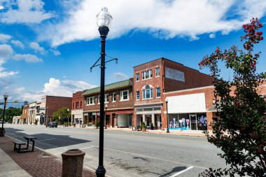 Pocomoke. Maryland. ABD. 08/28/2022. Tipik tuğla binası olan eski bir Amerikan şehrinin ana caddesi. Turizm alanı, sinema ve dükkanları restore etti..