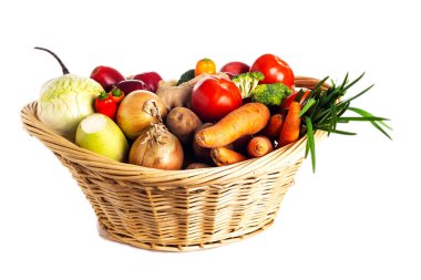 Beyaz arka planda sebze ve meyveli hasır sepet..