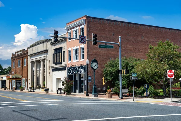 ポコック メリーランド州 アメリカだ 2022年8月28日 典型的なレンガ造りの建物を持つ古いアメリカの都市のメインストリート 観光地 復元された映画館やお店 — ストック写真