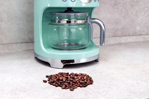 Close Coffee Beans Kitchen Countertop Background Coffee Maker Selective Focus — Stock Photo, Image