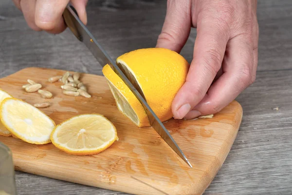 Frauenhände Schneiden Zitrone Mit Einem Messer Auf Einem Schneidebrett Vorbereitungen — Stockfoto