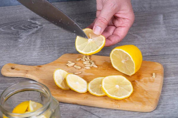 Mano Mujer Corta Pela Limón Con Cuchillo Preparación Para Conservación — Foto de Stock