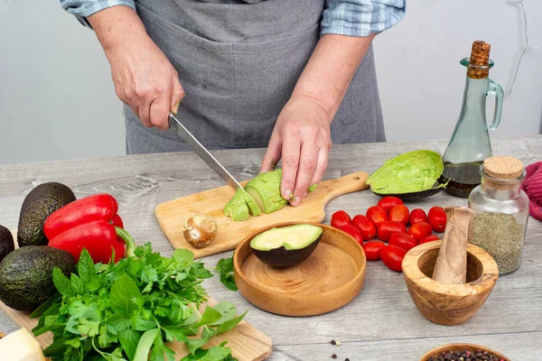 Koch Bereitet Avocado Zum Servieren Verschiedene Gemüsesorten Und Gewürze Auf — Stockfoto