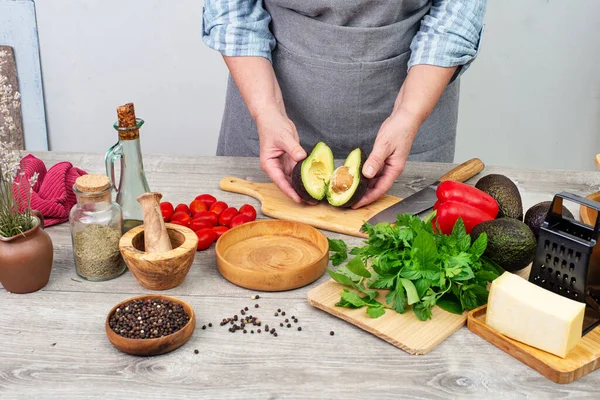 Köchin Bereitet Avocado Zum Servieren Verschiedenes Gemüse Und Gewürze Auf — Stockfoto