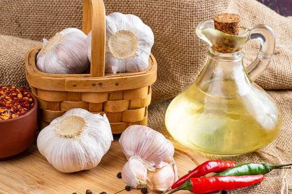 Kesme tahtasındaki sarımsak soğanları, sebze yağı ve biber kabukları kapanıyor..