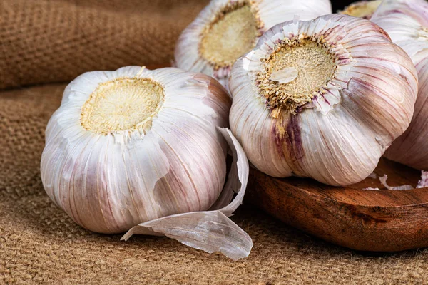 Bulbo Intero Aglio Con Chiodi Garofano Sparsi Vicino Sfondo Sfocato — Foto Stock