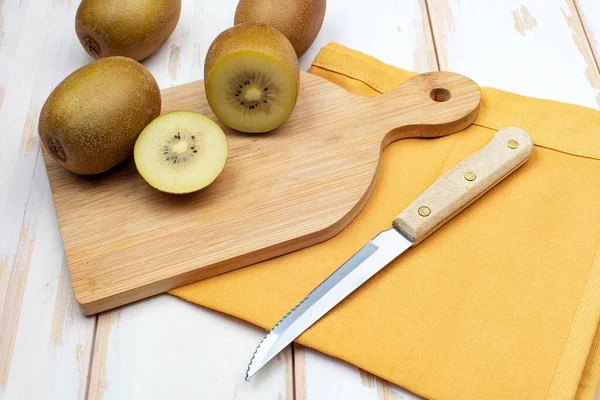Kiwi Krájel Plátky Plody Řezacím Prkně Nožem Bílém Stole — Stock fotografie