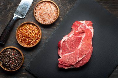 Taze et, tuz, biber ve bıçak. Yukarıdan görüntüle.