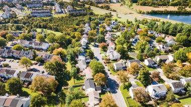 Kaliteli yerleşim alanlarının havadan görünüşü, tek aile evlerinin olduğu kamu sokağındaki gayrimenkuller. Sonbahar güneşli bir gün.