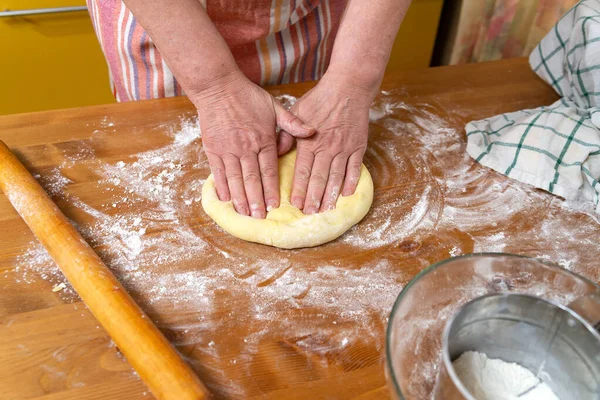 Жіночі Руки Готують Тісто Випічки Кухонному Столі Домашній Кухні — стокове фото
