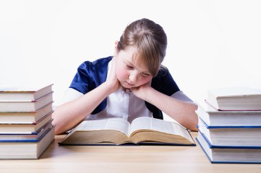Kız bir kitap okuma öğrenme