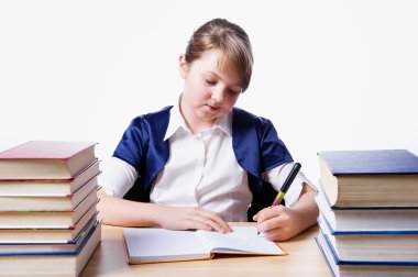 Kız bir kitap okuma öğrenme