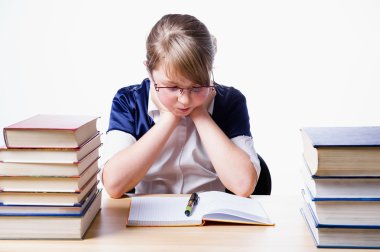 Kız bir kitap okuma öğrenme