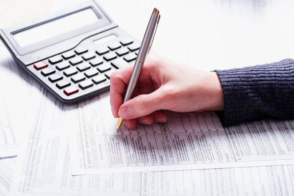 vergi formu doldurarak iş kadını elinde