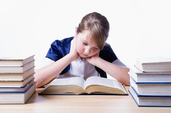 Chica leyendo un libro, aprendiendo — Foto de Stock