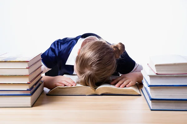 Menina lendo um livro, aprendizagem — Fotografia de Stock