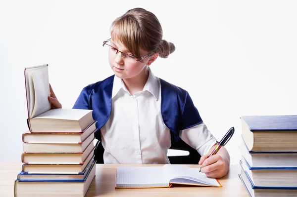 Mädchen liest ein Buch, lernt — Stockfoto