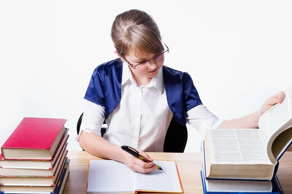 Lány könyvet olvashatnak, tanulás — Stock Fotó