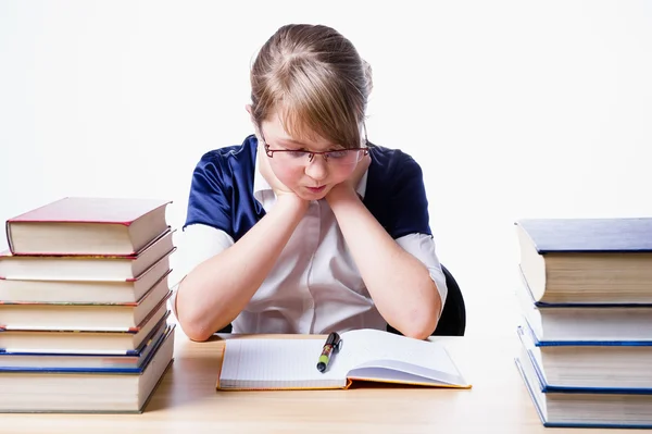 Chica leyendo un libro, aprendiendo — Foto de Stock