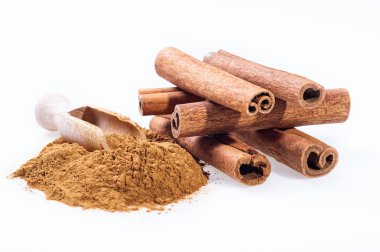 Tarçın çubukları ve tarçın tozu