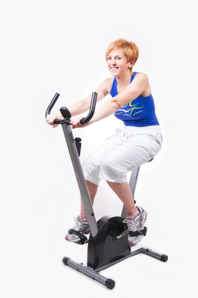 運動用の自転車でのスポーツをやっている女性 — ストック写真