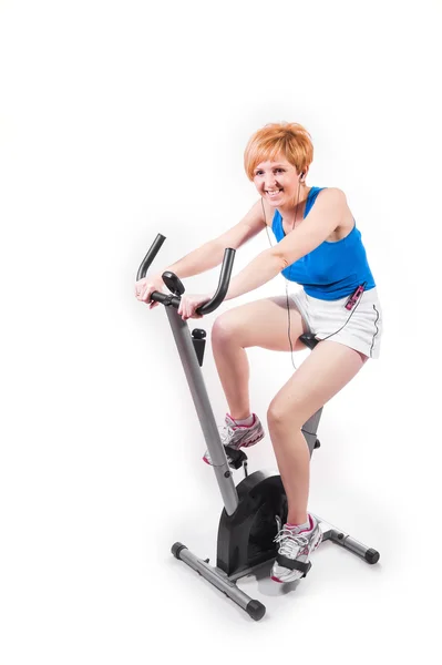 Femme faisant du sport sur vélo d'appartement — Photo