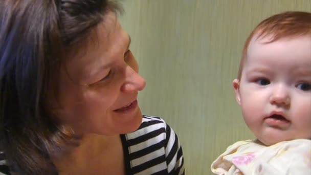 Mutter und Baby — Stockvideo