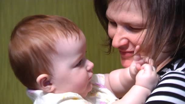 Mutter und Baby — Stockvideo