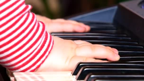 Bebé jugando con piano — Vídeos de Stock