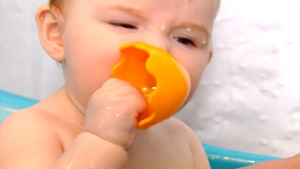 Hora del baño del bebé — Vídeo de stock