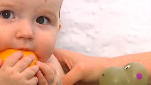 Baby bath time — Stock Video