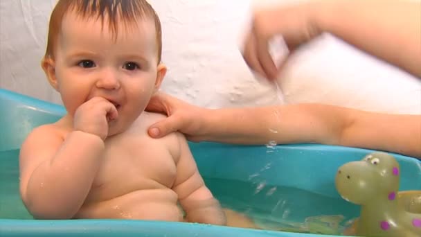 Baby bath time — Stock Video